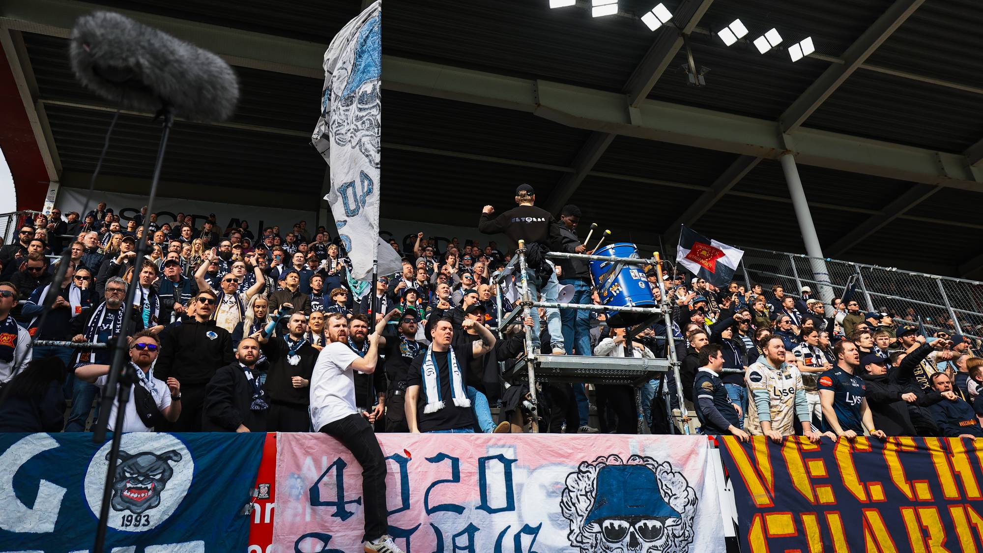 Viking supportere under eliteseriekampen i fotball mellom Fredrikstad og Viking på Fredrikstad stadion.