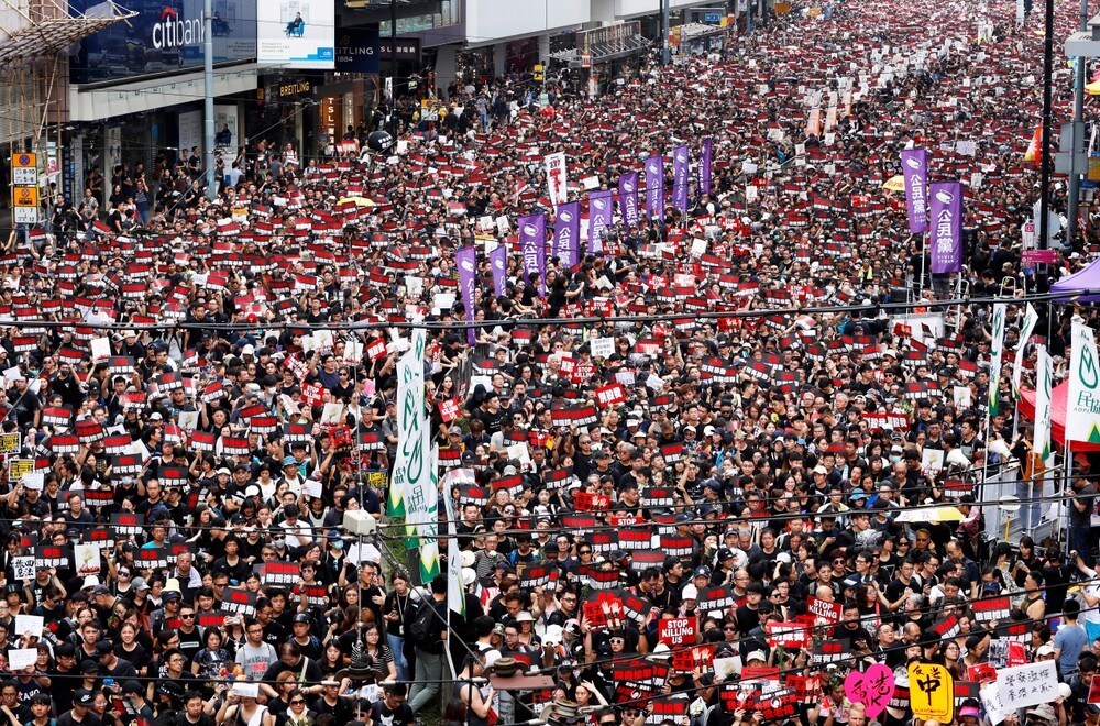 Den svarte marsjen beveger seg gjennom Hongkongs gater
