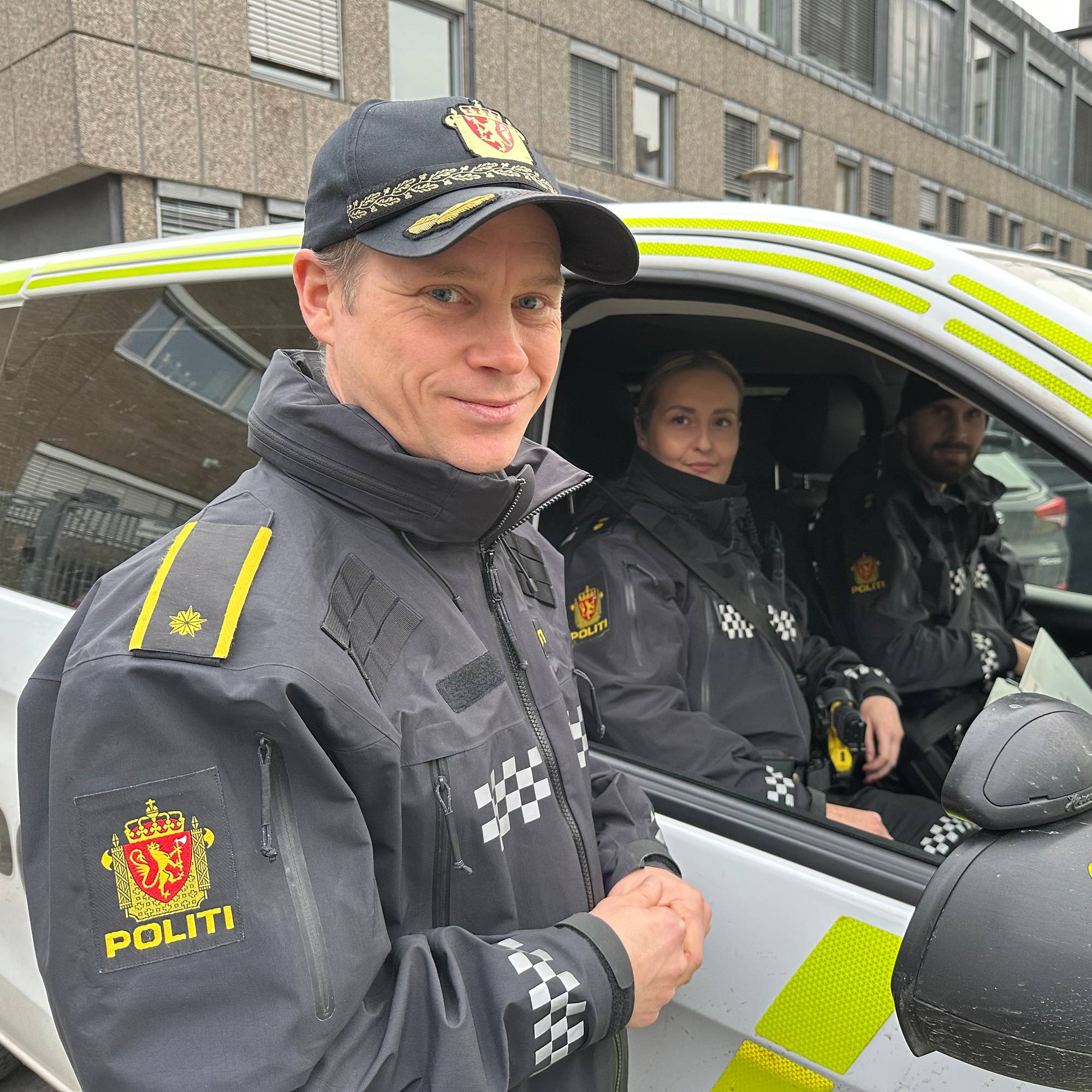 Lars Fosse, leder av forebyggende Fredrikstad politistasjon. Vilde Andersen, politi i bilen