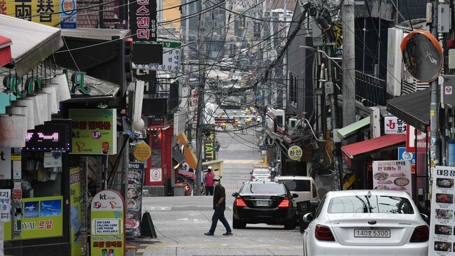 Foto: Jung Yeon-je / AFP Itaewon-distriktet i Seoul er kjent for sitt natteliv og utstedene ligger tett i tett.