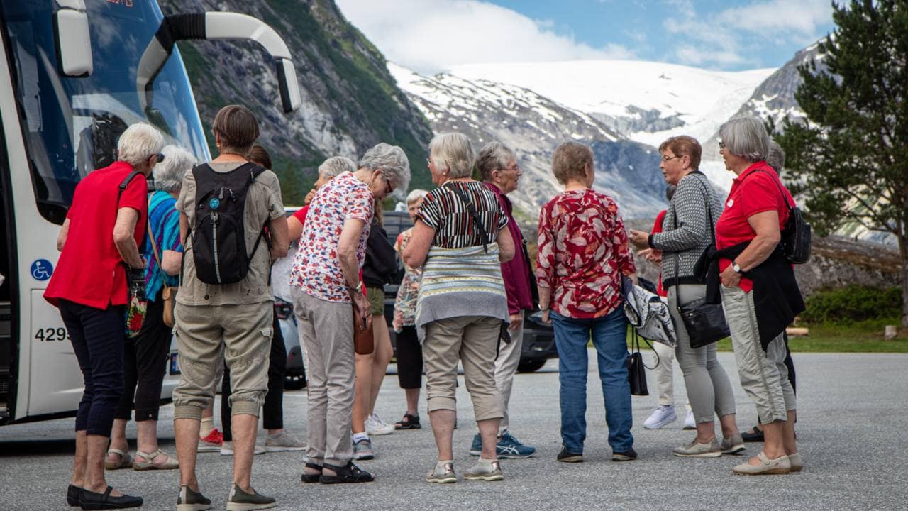 Johanna Aaberge og gjengen utanfor bresenteret i Jostedalen