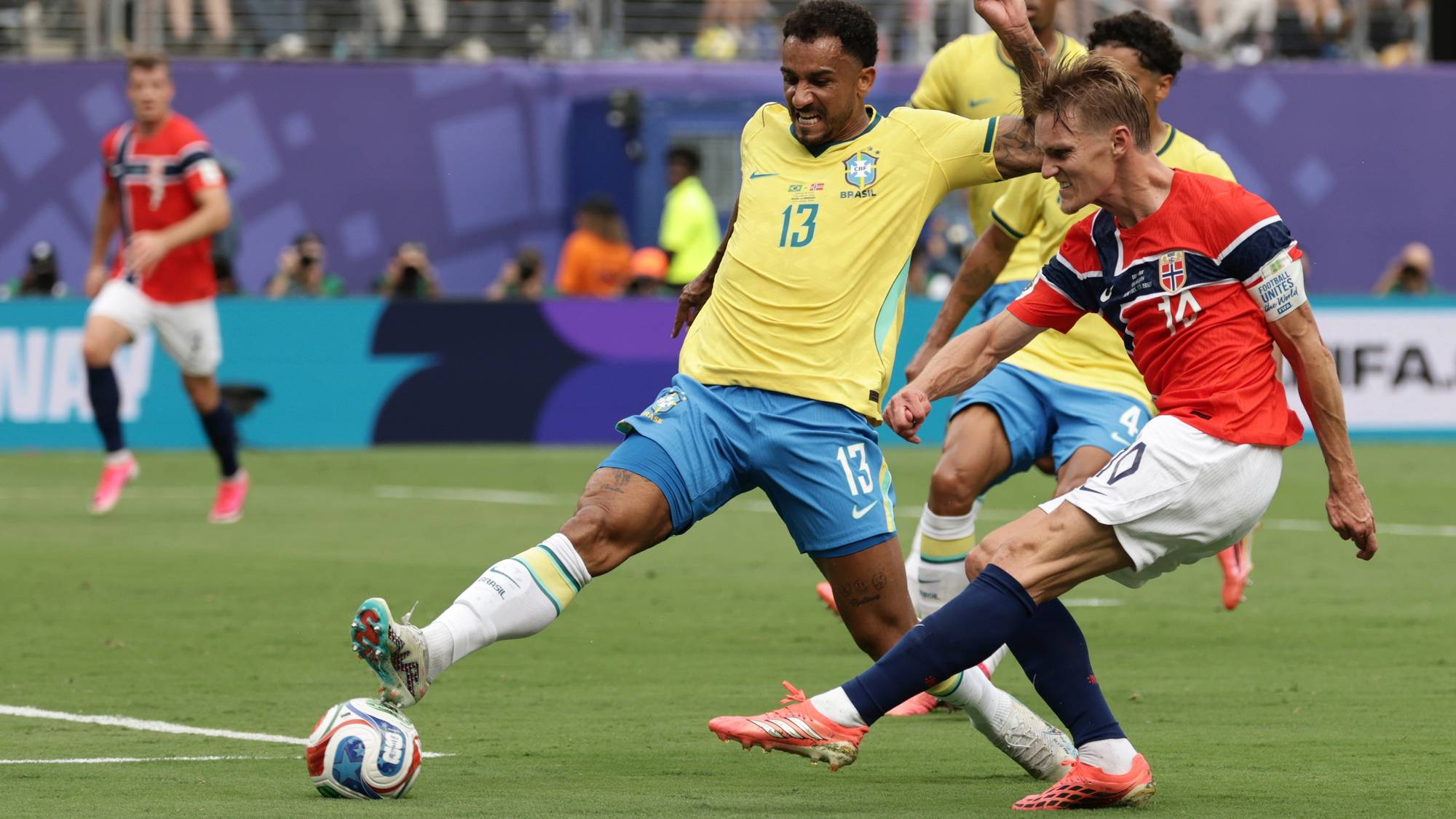 Fotballspillere fra Brasil og Norge i duell om ballen under en kamp på gressbane. (Bildebeskrivelsen er laget av en KI-tjeneste)
