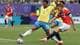Adam Hunger / FR110666 AP,NTB Fotballspillere fra Brasil og Norge i duell om ballen under en kamp på gressbane. (Bildebeskrivelsen er laget av en KI-tjeneste)