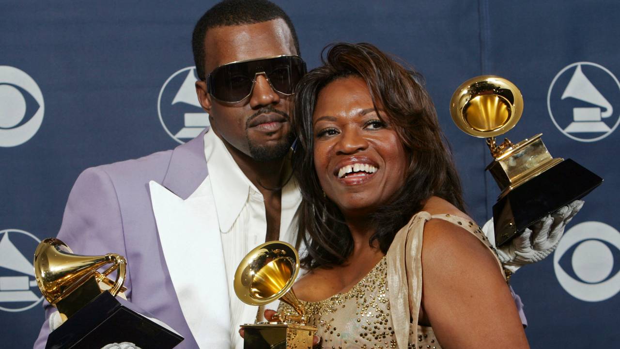 Kanye West og hans mor Donda West på Grammy-utdelingen i 2006. Donda døde i 2007.