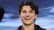 Foto: Scott A Garfitt / Invision,NTB Skuespiller Tom Holland smiler mot kameraet foran en blå bakgrunn. (Bildebeskrivelsen er laget av en KI-tjeneste)