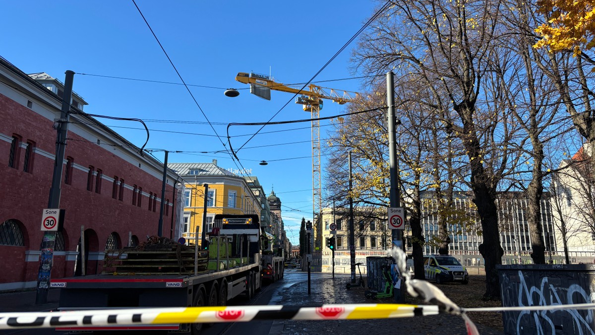 En bygate avsperret med politibånd, med en lastebil og en byggekran i bakgrunnen. (Bildebeskrivelsen er laget av en KI-tjeneste) FOTO: Andreas de Brito Jonassen/NRK En bygate avsperret med politibånd, med en lastebil og en byggekran i bakgrunnen. (Bildebeskrivelsen er laget av en KI-tjeneste) FOTO: Andreas de Brito Jonassen/NRK