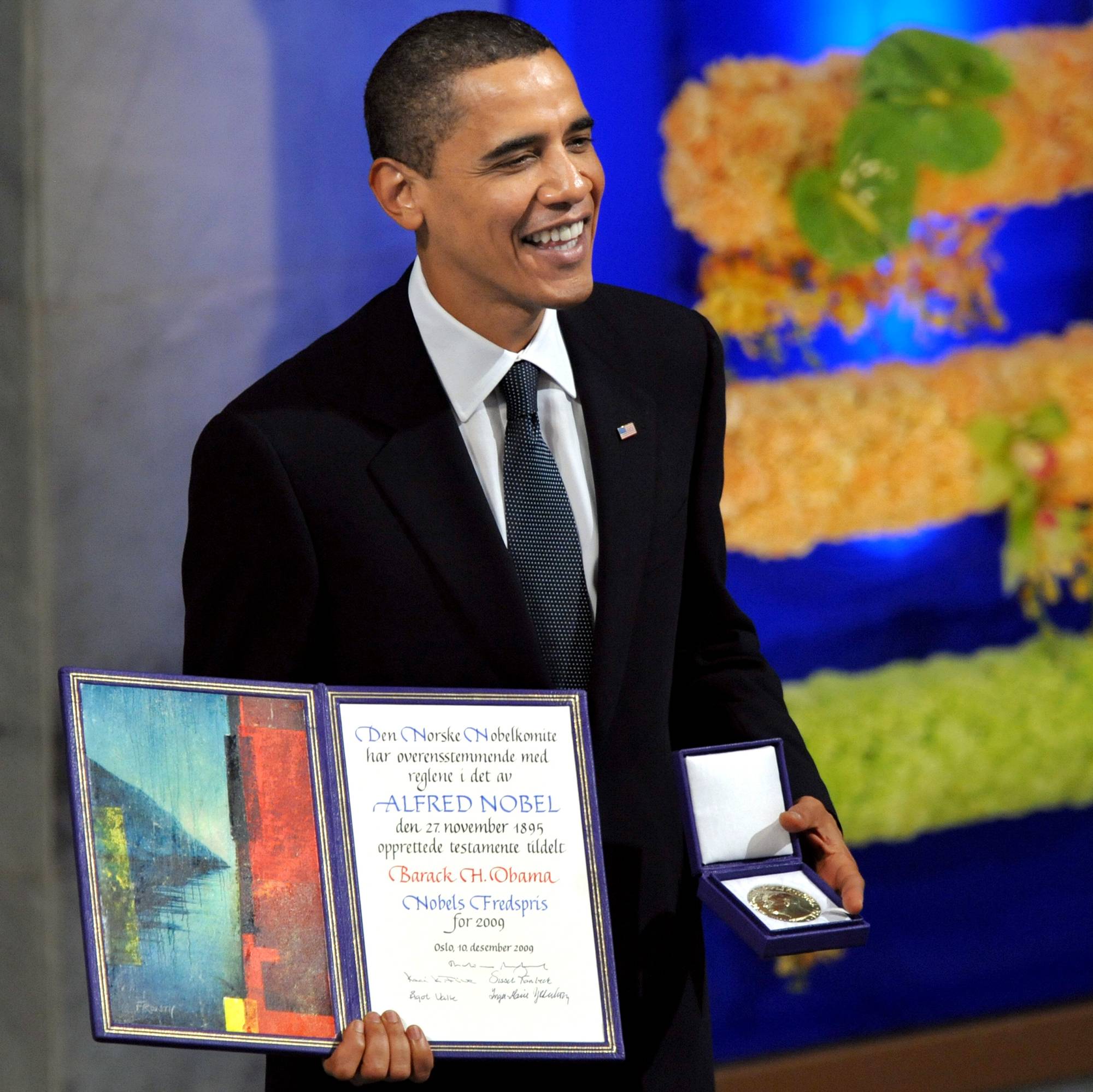 Barack Obama mottar Nobels fredspris i Oslo rådhus i 2009