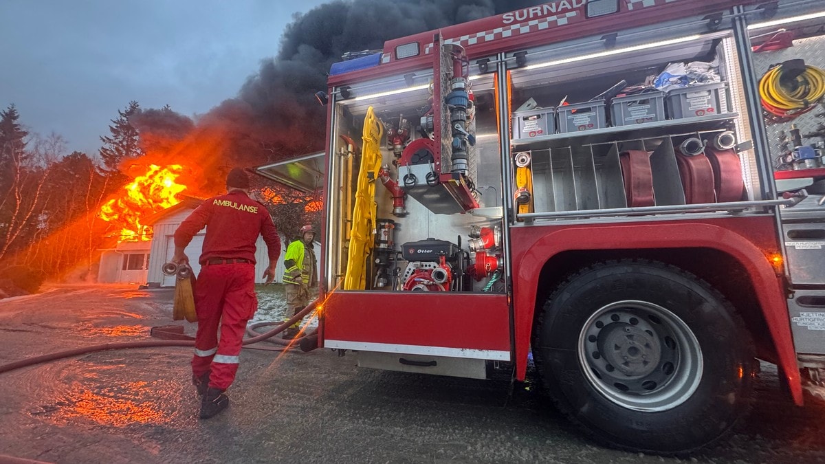 Flammane slukte einebustaden: - Dei ville ikkje gå ut av huset