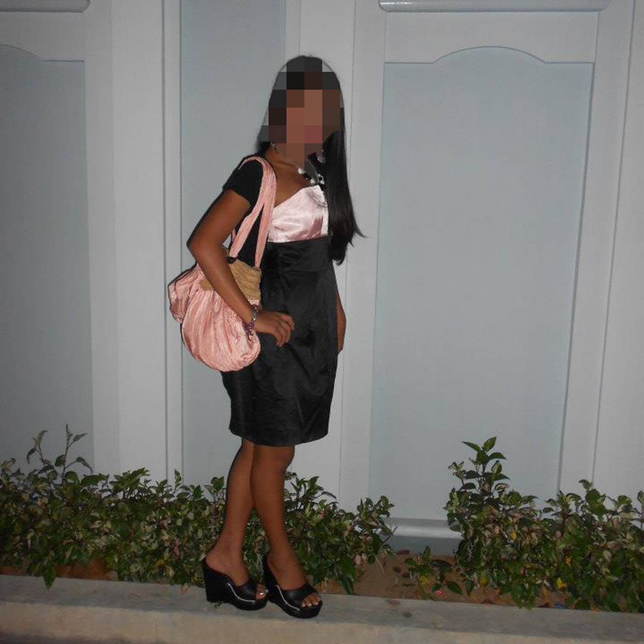 «Lara», en jente med anonymisert ansikt poserer i en rosa og svart kjole. I nesten alle bildene smiler hun og poserer foran kamera under tvang.