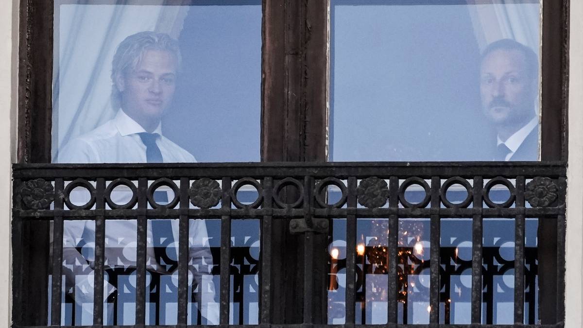 Høiby og kong Haakon viste seg i vinduet