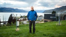 Klimaforskar Carlo Aall. Her ved vêrstasjonen på Njøs i Leikanger kommune, ein av mange vêrstasjonar på Vestlandet som målte nedbørsrekord i september.