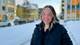 Foto: John Inge Johansen / NRK Kathrina Sivertsen står utendørs i en snødekket gate. Hun smiler inn i kamera.