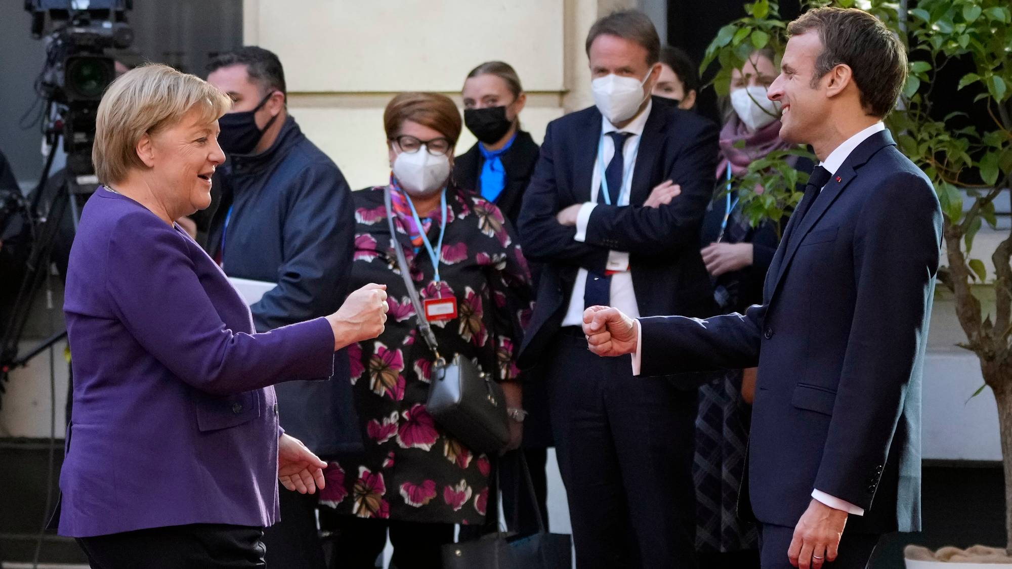 Tysklands forbundskansler Angela Merkel og Frankrikes president Emmanuel Macron møter hverandre i november 2021. 