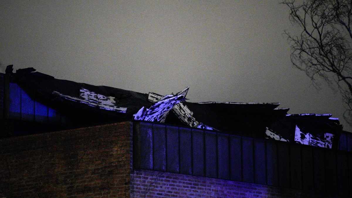 Stilas raste, kirketak løsnet og vei er stengt av flom