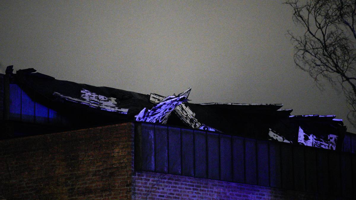 Taket på Lambertseter kirke er i ferd med å blåse av