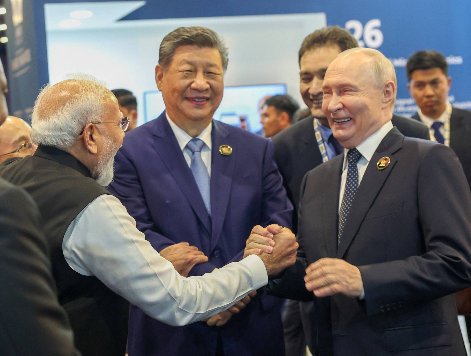 Narendra Modi, Xi Jinping og Vladimir Putin hilser på hverandre under et internasjonalt møte. (Bildebeskrivelsen er laget av en KI-tjeneste)