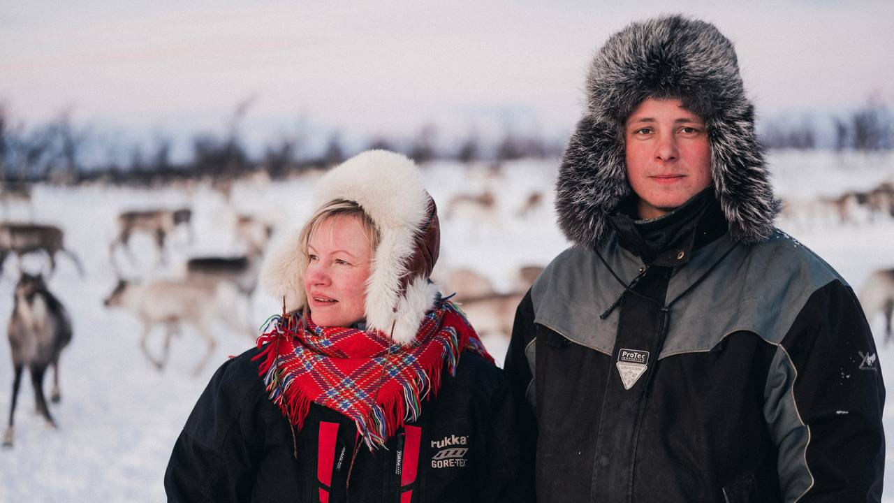 Kunstner Máret Ánne Sara sammen med sin lillebror Jovsset Ánte Sara, ved reinflokk