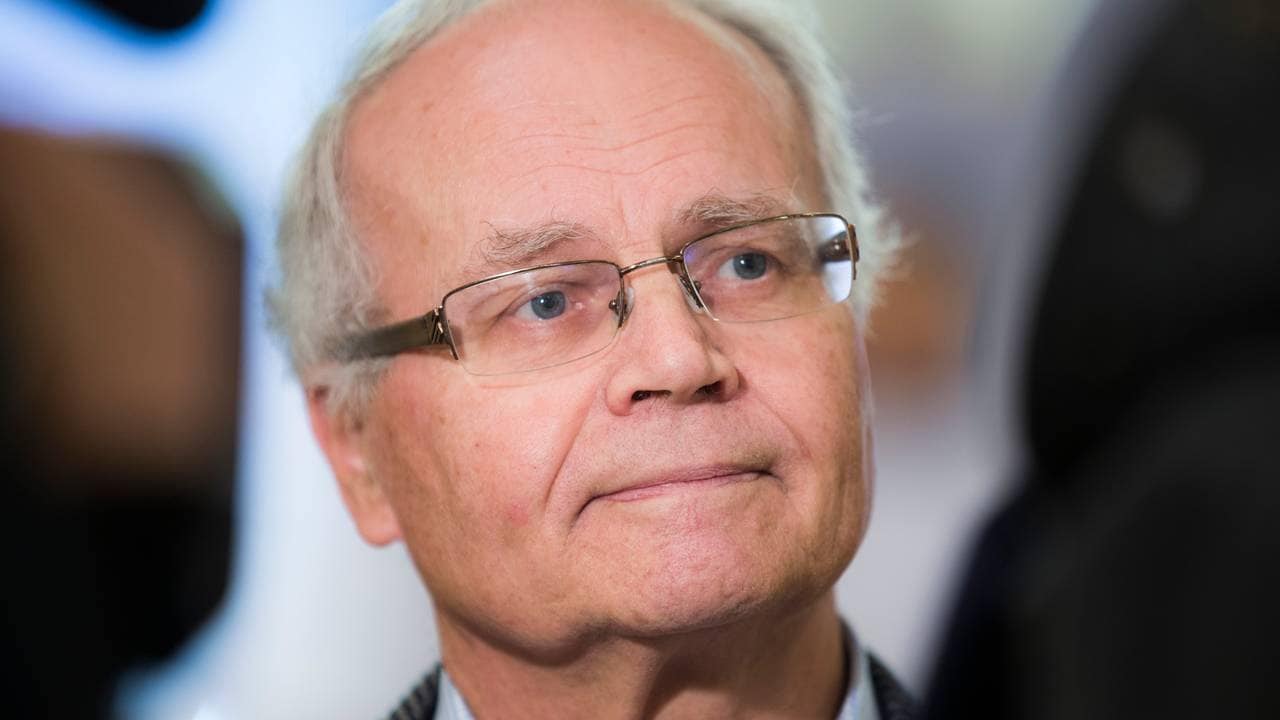 Ulrik Fredrik Malt blir intervjuet og står foran TV-kameraer