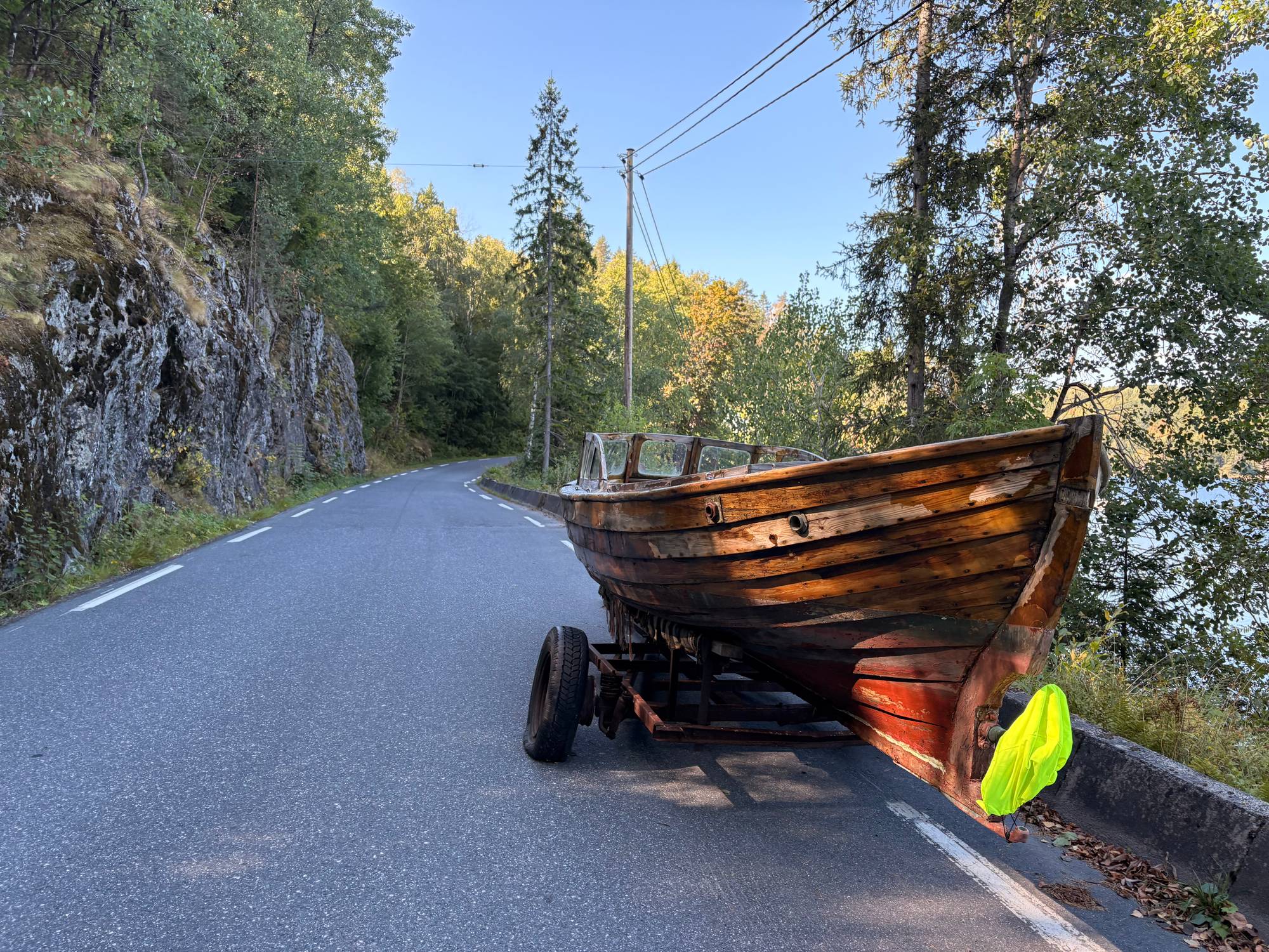 En trebåt står på en henger på en vei 