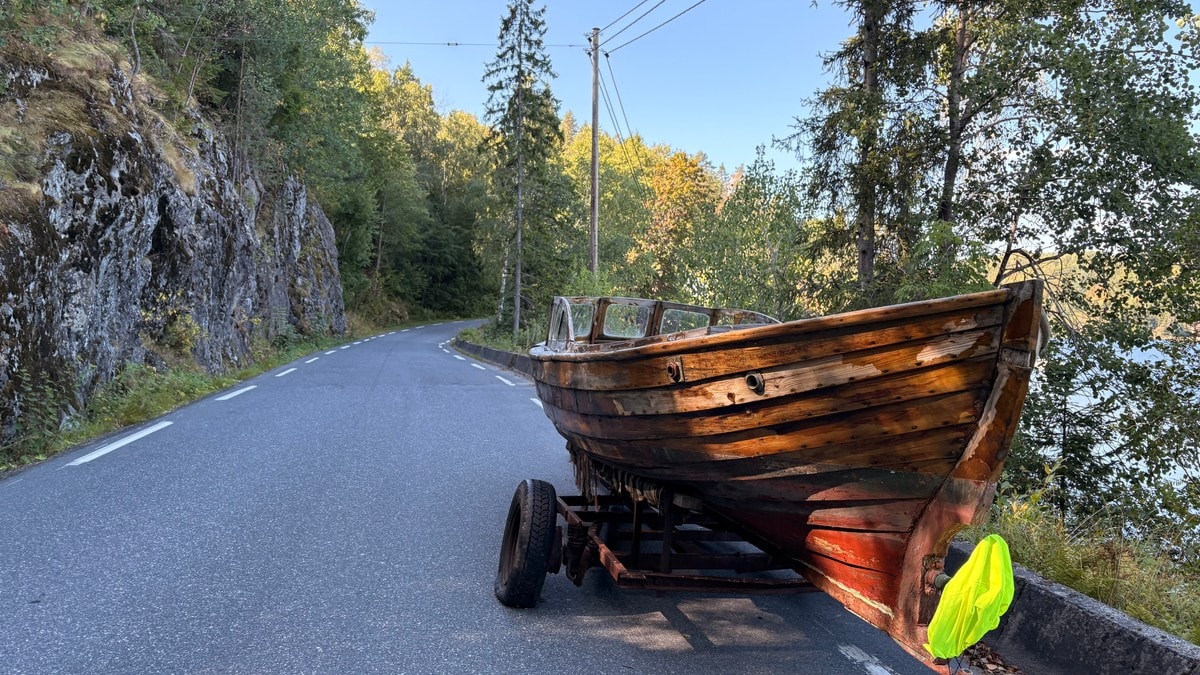 Båt forlatt i 80-sone i tre måneder: – Trafikkfarlig