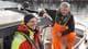Pål Kristian Lindseth / NRK Keno Ferter og Otte Bjelland er forskarar ved Havforskingsinstituttet. Her er dei ute i båt med termodress, regnbukse og redningsvest.