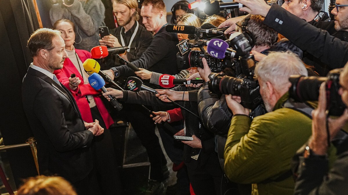 Preget kronprins møtte pressen: Vi kommer ikke til å være til stede i rettssalen