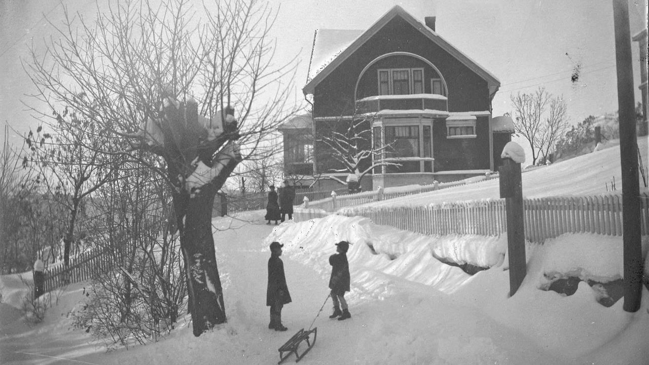 Barn leker i snøen foran Drammen politimesterbolig i januar 1920.