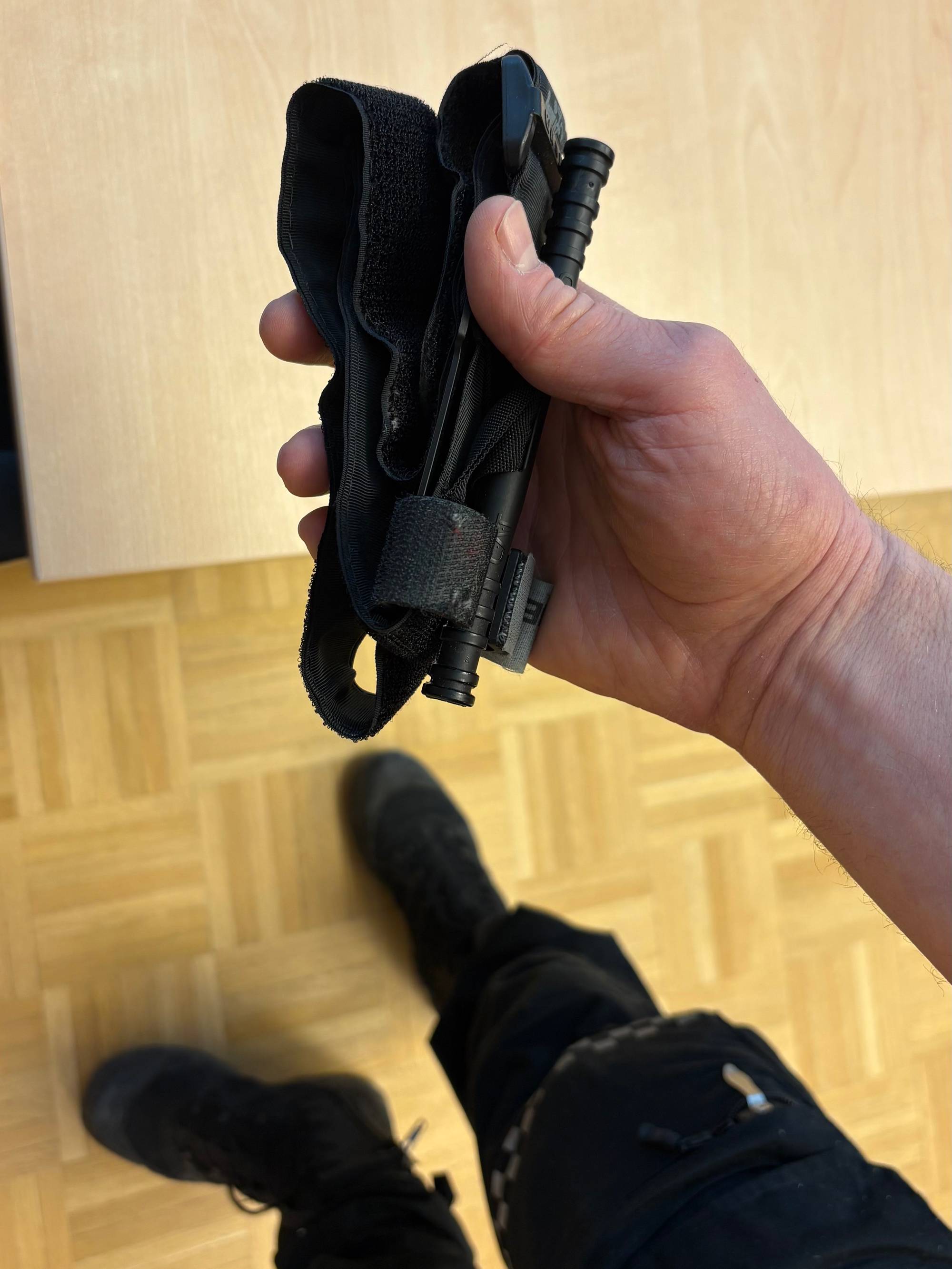 Politimann holder fram tourniquet