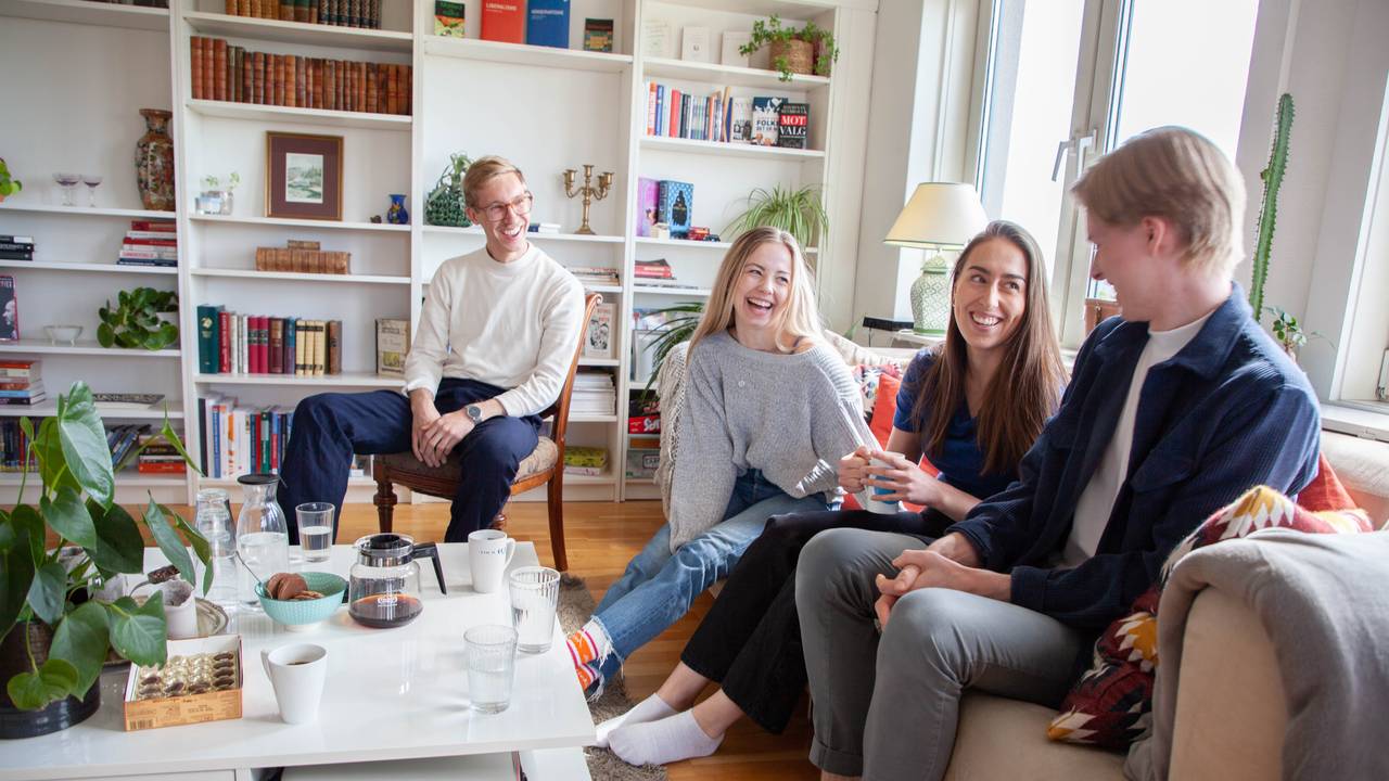 Kollektiv med studenter som gjennomfører semesteret hjemme.