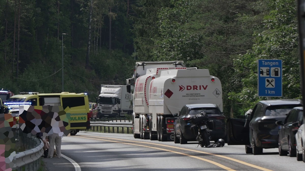 E18 stengt etter kjedekollisjon i Kragerø: Én fastklemt