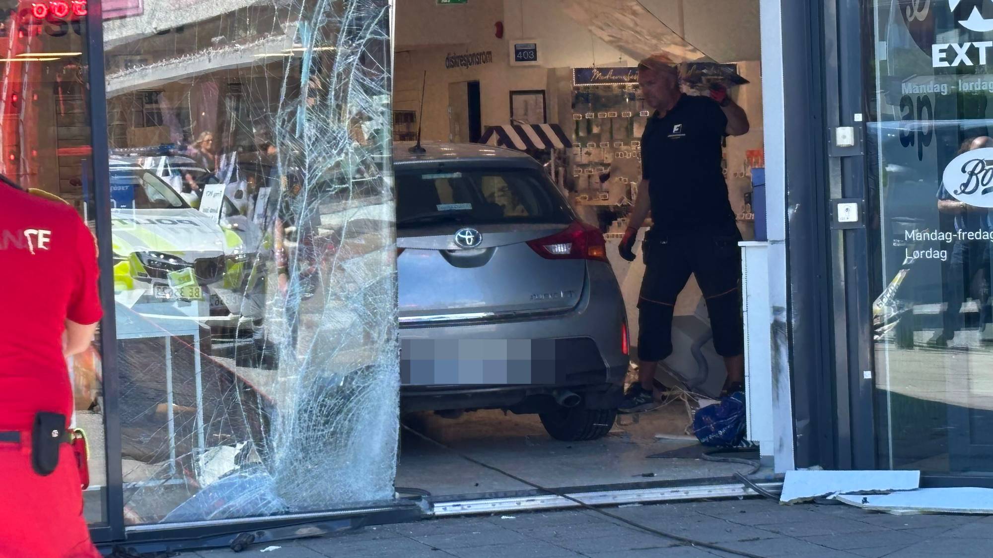 Bil inn i apotek i Saprsborg