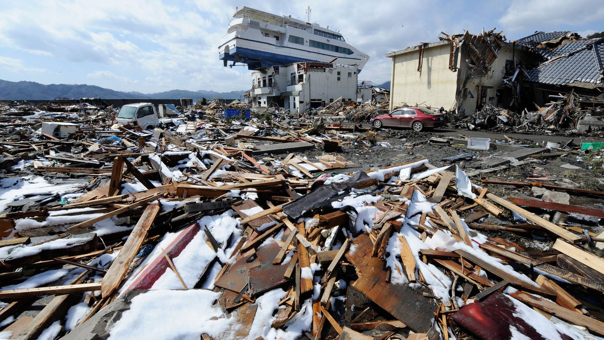 Japan tsunami. 11 Марта 2011 Япония ЦУНАМИ. Землетрясение Тохоку 2011. ЦУНАМИ Фукусима 2011. 11 Марта 2011 года землетрясение у острова Хонсю Япония.