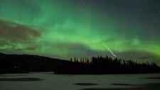 SPEKTAKULÆRT: Nordlys og meteor fotografert av Halvor Lillebo over Bulandet i Stjørdal 11. november 2013, en ukes tid før leonidene slo inn over Norge for fullt. Bilde brukt med tillatelse.