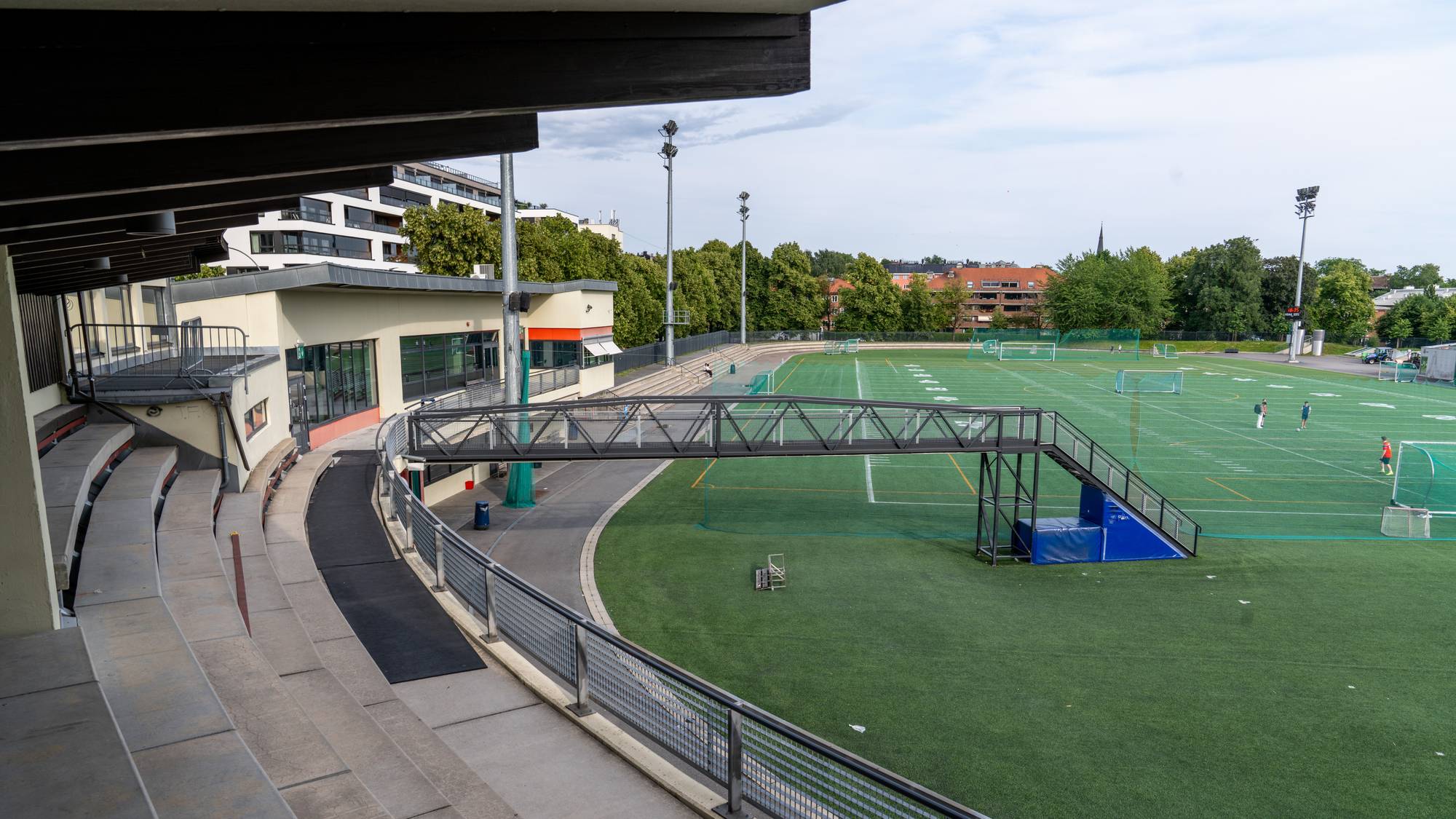 Frogner stadion, bildet tatt fra tribunene og fanger opp fotballbanen, og litt av bygninger og gata i bakgrunn