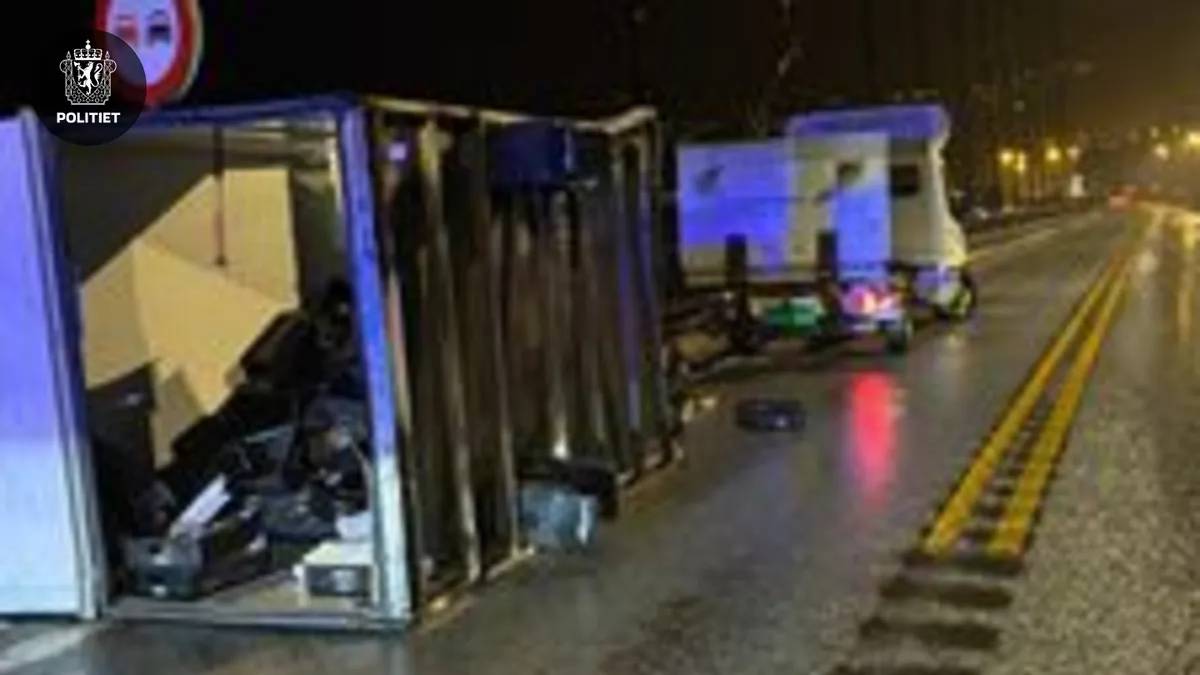 Uvær på Vestlandet: Skap blåste i veien