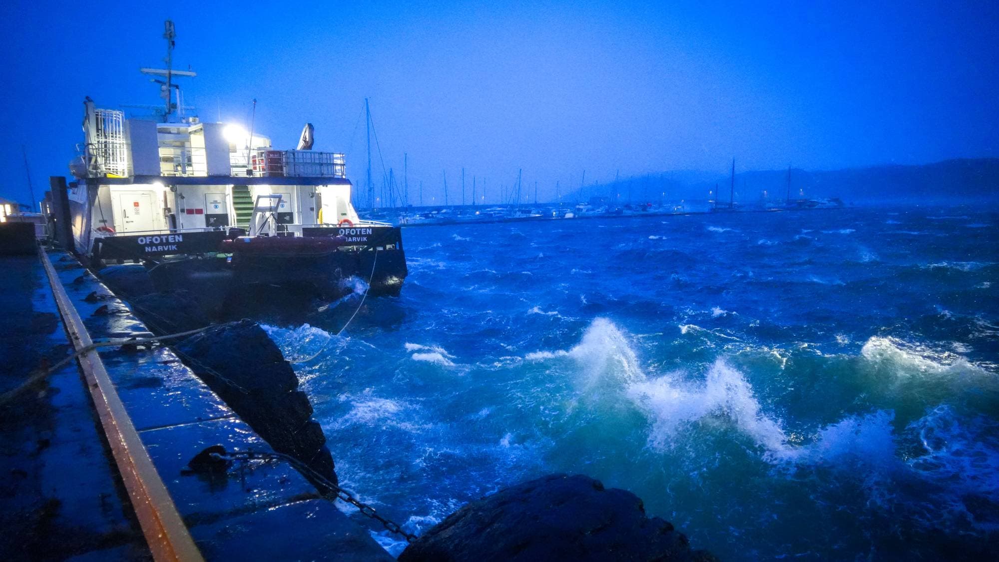 Ferge til kai i uvær