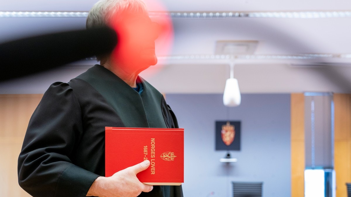 Bryt lova: Fire av ti advokatfullmektigar jobbar ulovleg mykje