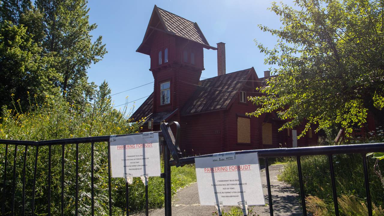 Gamle Vækerø brann- og politistasjon i staselig dragestil. Men nå står huset og forfaller.