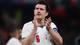 Paul Childs / REUTERS,NTB Engelsk fotballspiller Harry Maguire klapper. Han er ikledd den hvite landslagsdrakten med nummer 6 på brystet. Bak ham er publikum. (Bildebeskrivelsen er laget av en KI-tjeneste)