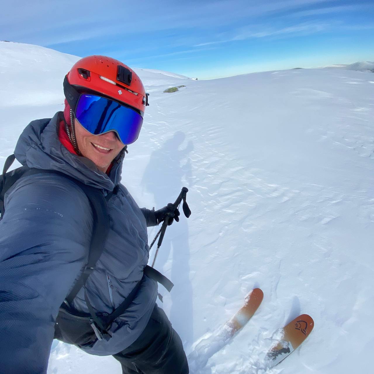 Asbjørn Eggebø Næss på ski på oktobersnø i Sunndalsfjella