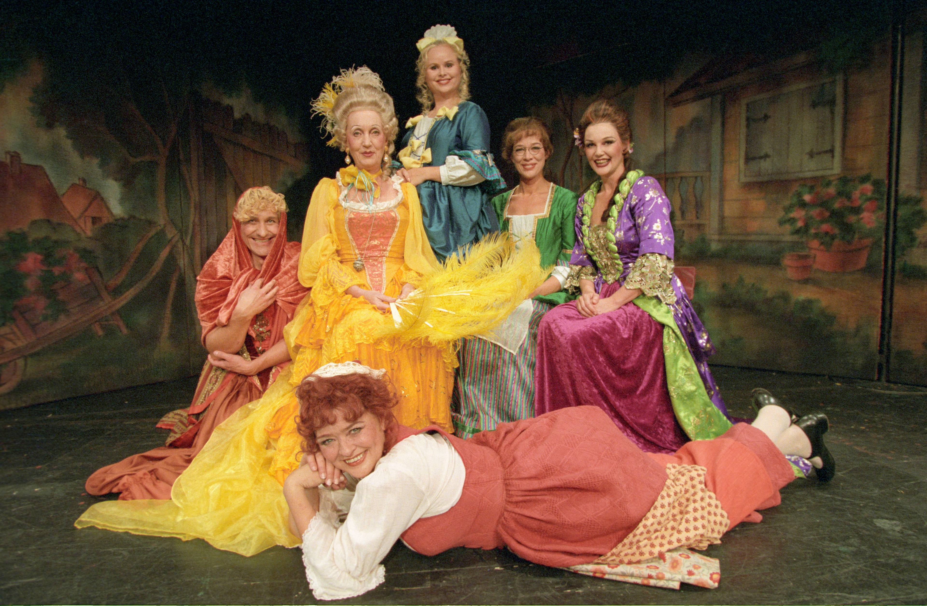 Ensemblet i teaterstykket Et fandens fruentimmer som ble vist på Victoria teater i Oslo i 1994.