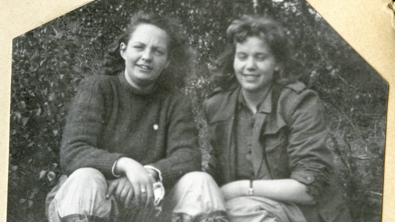 Tullik Ystehede-Eriksen og Bjørg Hansen sitter utendørs, iført klær fra forsvaret.