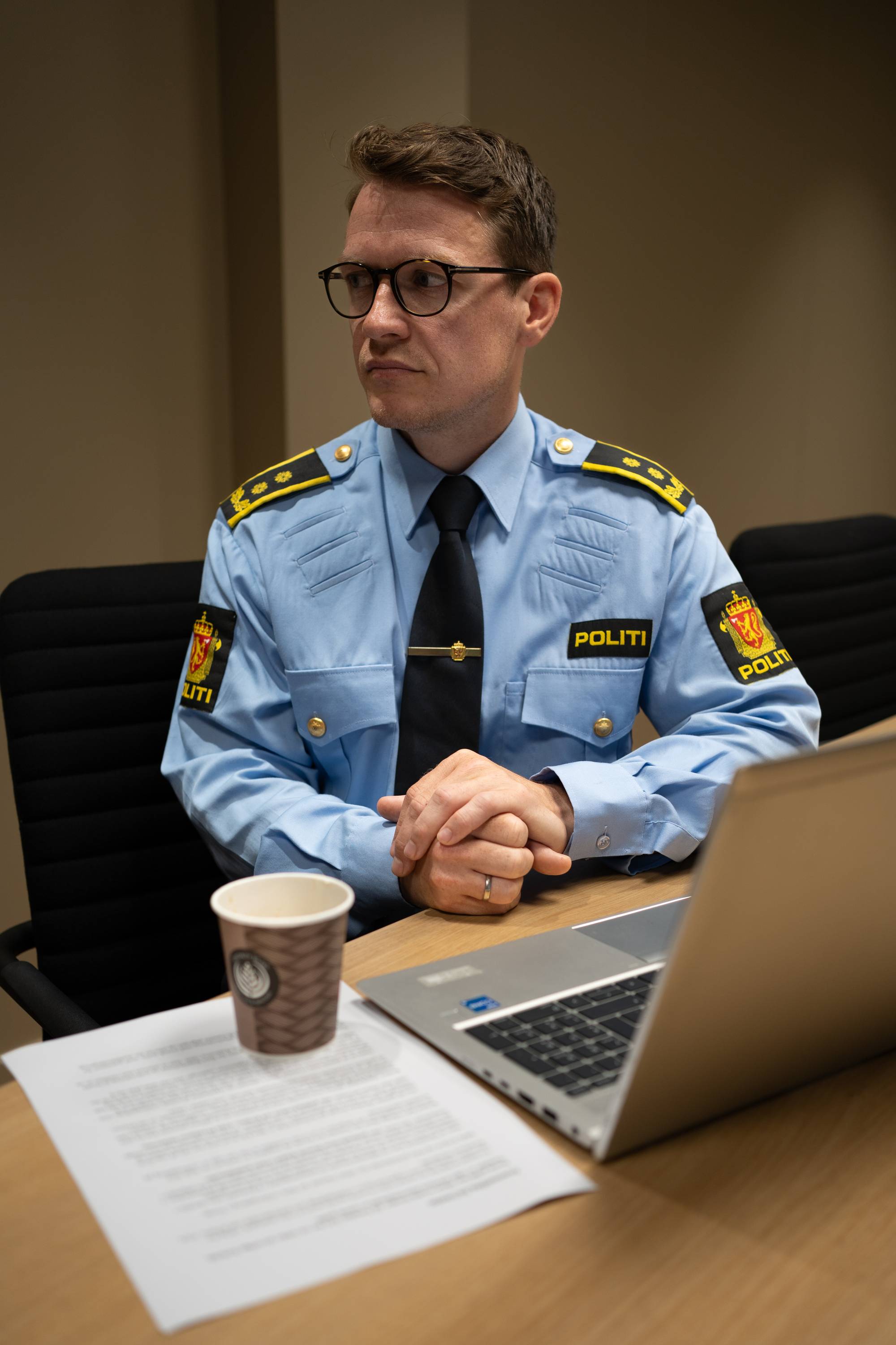 Anja Perminow Stenersen, politiadvokat i Kripos og Henrik Rådal, politiadvokat i Oslo politidistrikt. Om etterforskning og tiltale av unge norske kriminelle som jobber for svenske kriminelle på oppdrag. Shots tatt på møterom i Kripos hovedkvarter på Bryn i Oslo. 