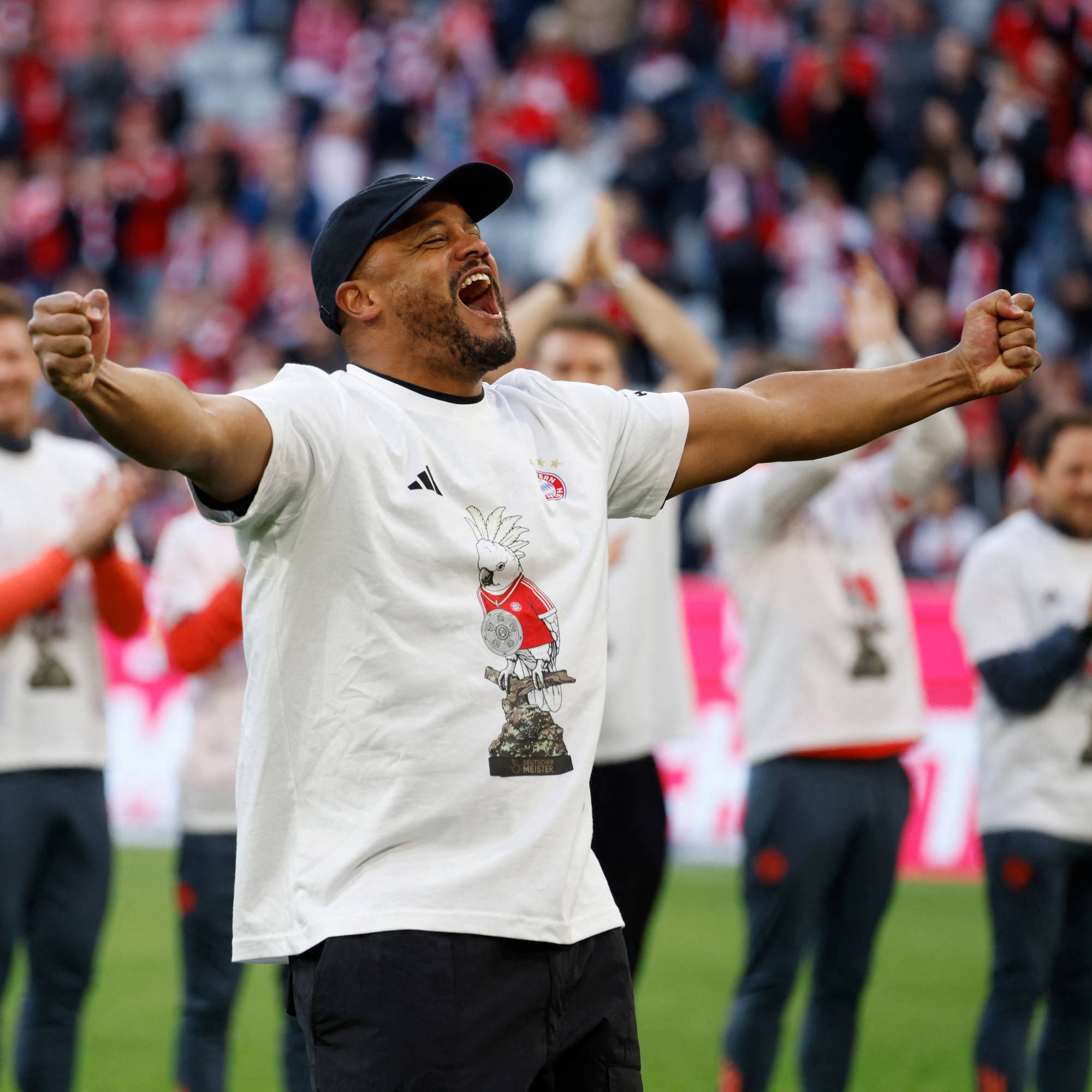 Vincent Kompany jubler foran publikum og strekker armene ut til hver sin side