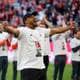 Reuters Vincent Kompany jubler foran publikum og strekker armene ut til hver sin side