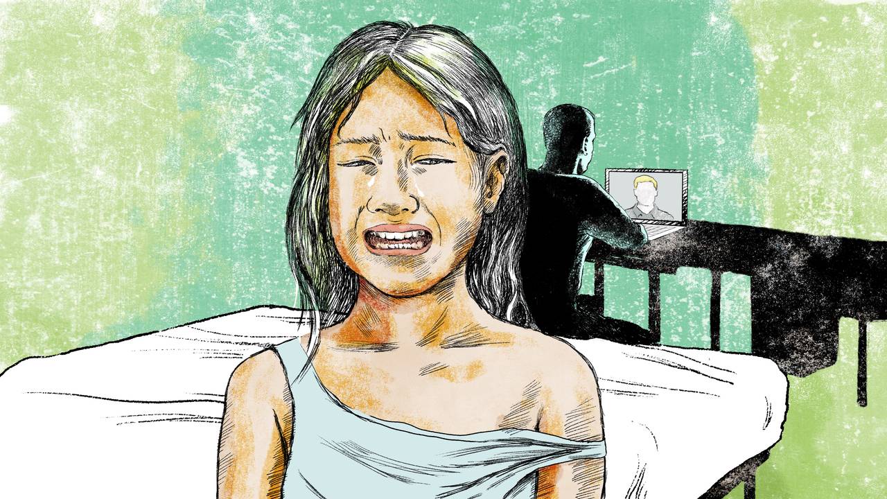Illustrasjon av en jente som sitter på en seng og gråter. Bak henne sitter det en anonym mann med ryggen til og chatter på PC.