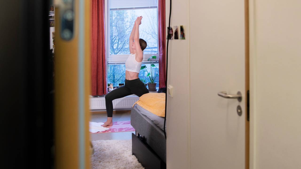 Ingjerd Erika Eid Skjerven (19) gjør yoga på studenthybelen.