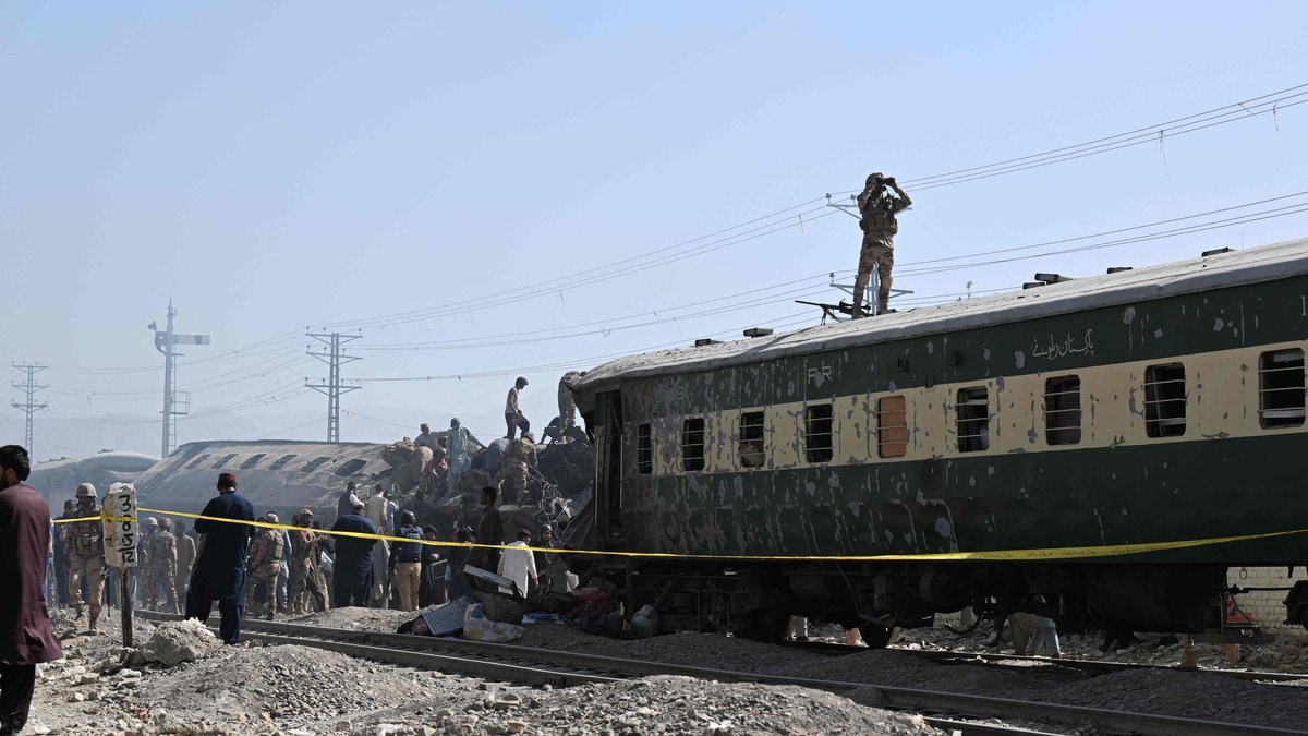 Minst 24 drepne i bombeåtak mot tog i Pakistan