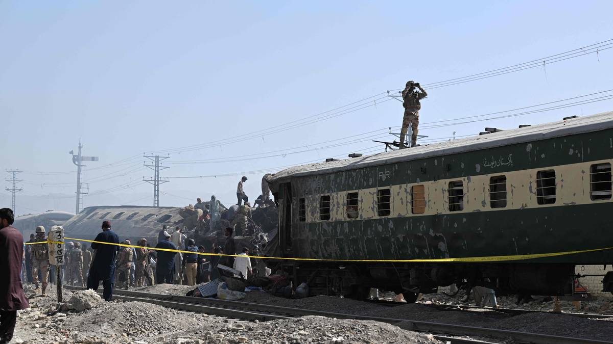 Minst 24 skal vera drepne i bombeåtak mot tog i Pakistan