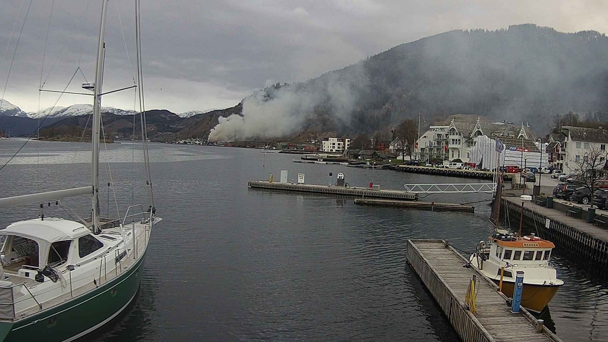 Væpna politi rykka ut til brann i einebustad i Norheimsund